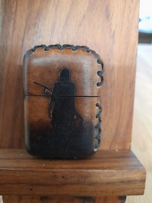Zippo Custom Hand Made Lederetui Lone Hunter Woman