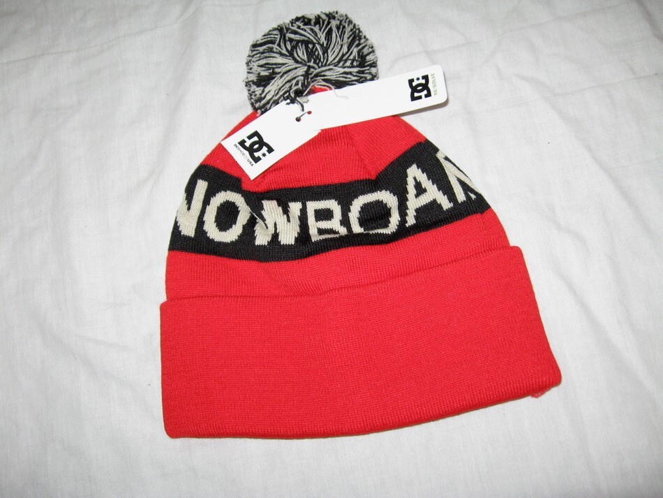 BNWT   DC SHOES Snowboarding Bobble Beanie Hat  Racing Red