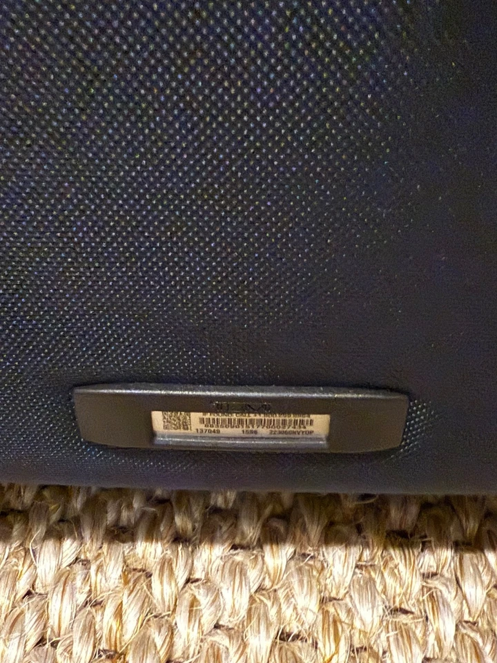 Tumi Gen 4.2 Navy & Black 22" International Carry On 4 Wheel 140513 - Image 3 of 4