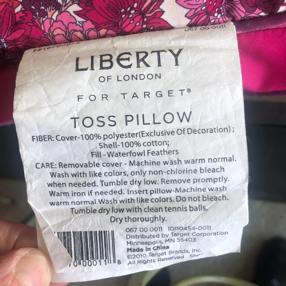 Almohada Liberty of London para Target Toss estampado floral fushia RARA Foto 3 de 4