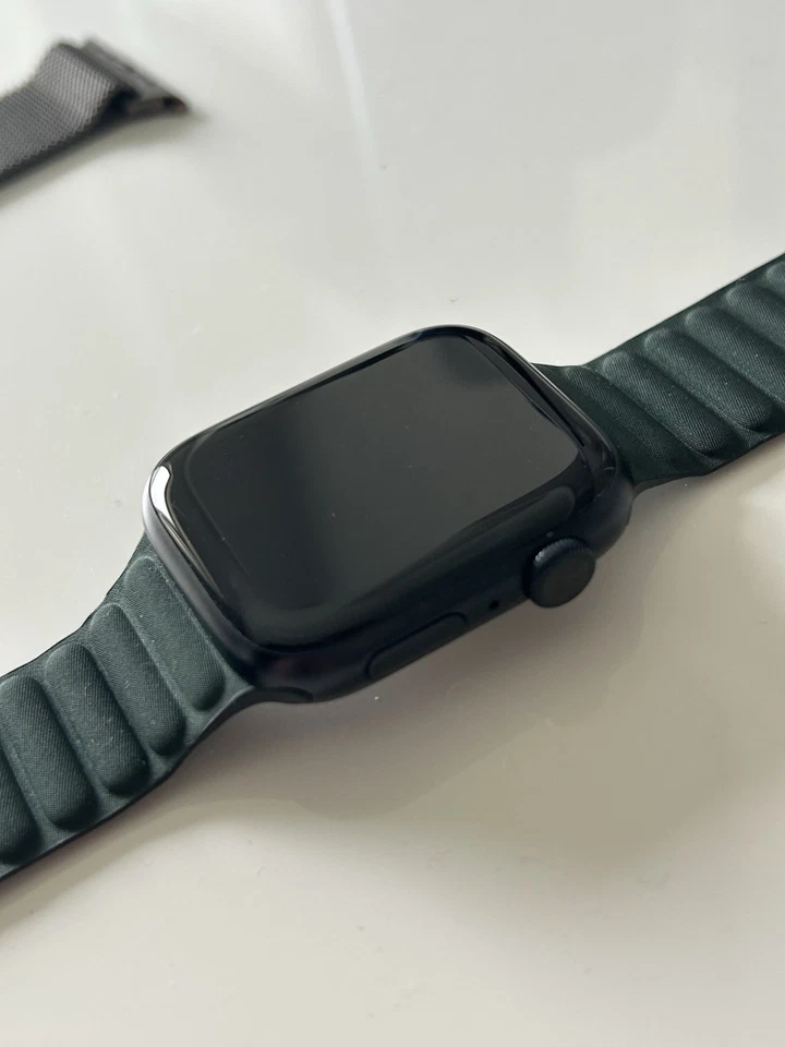 Apple Watch Series 9 45mm Aluminiumgehäuse Mitternacht inkl. 2 Armbänder - Bild 2 von 4