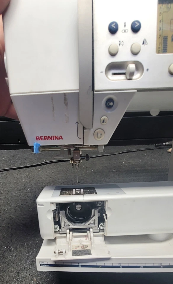 Máquina de coser Bernina aurora 440 qe enciende pero necesita piezas Foto 3 de 4