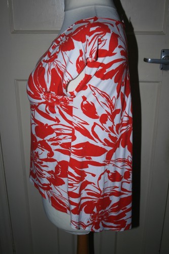 SIZE 14 PHASE EIGHT RED & WHITE STRETCHY TOP WITH LONGER FLARED BACK - Picture 2 of 3