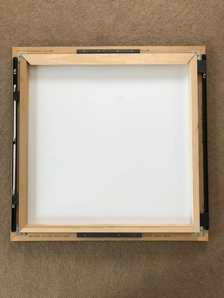 Estojo de imagem apresenta design de moldura de porta giratória - Imagem 2 de 4