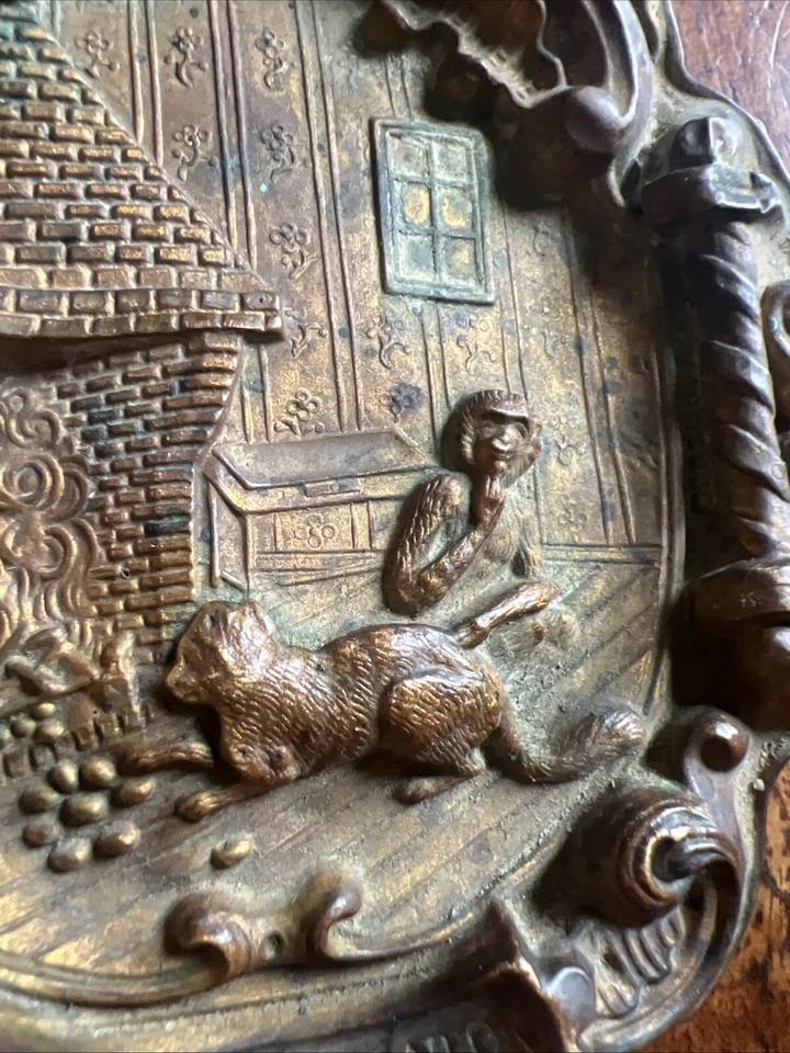 Plaque Laiton Repoussé Singe & Chat Jouant XIX EMe Humoristique - Photo 2/4