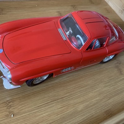 Burago Mercedes Benz 300 SL Rot mit Flügeltüren und Speichenräder 1:18 Modell 
