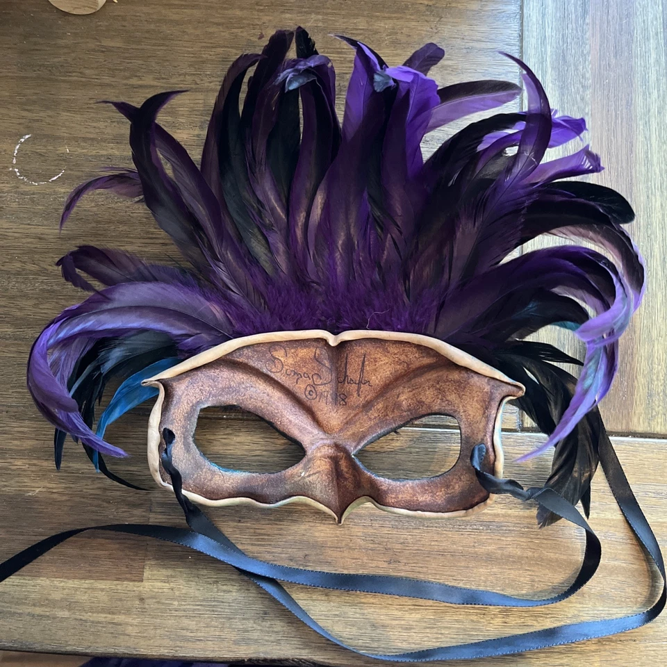 Máscara Artesanal Cuero Plumas Sonja Schaefer Circa 1998 Firmada De Colección Foto 4 de 4