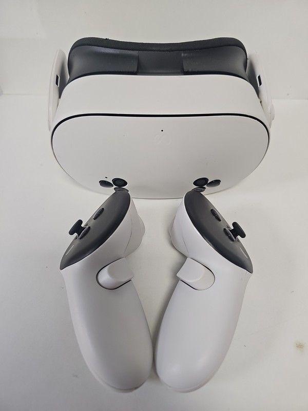 Meta Quest 3s VR Headset 128GB with Controllers *NOT IN THE BEST CONDITION*