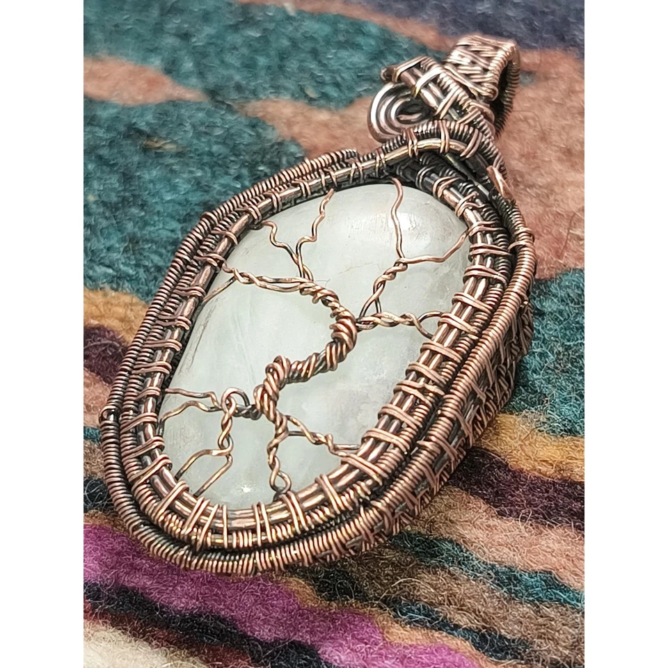 Collar colgante de cristal de piedras preciosas envuelto en alambre de cobre árbol de la vida de cuarzo de nieve Foto 2 de 4