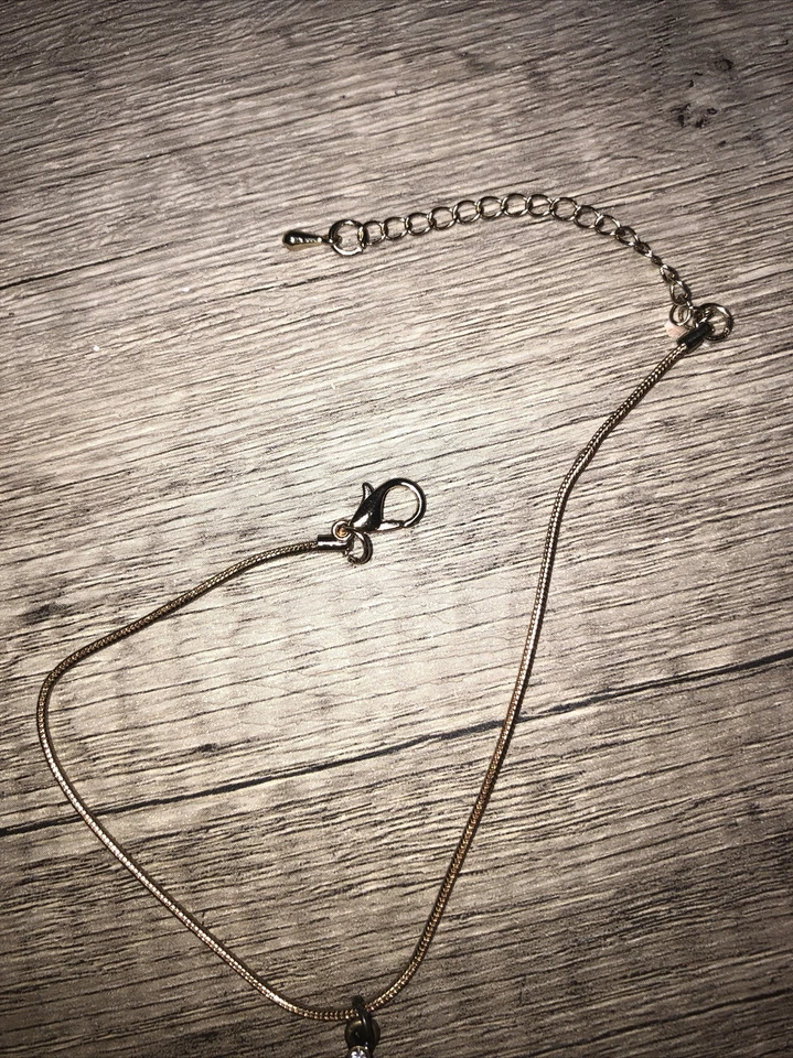 Pulsera de color dorado, dije de cruz con inserciones de vidrio corte diamante y cierre de langosta Foto 4 de 4