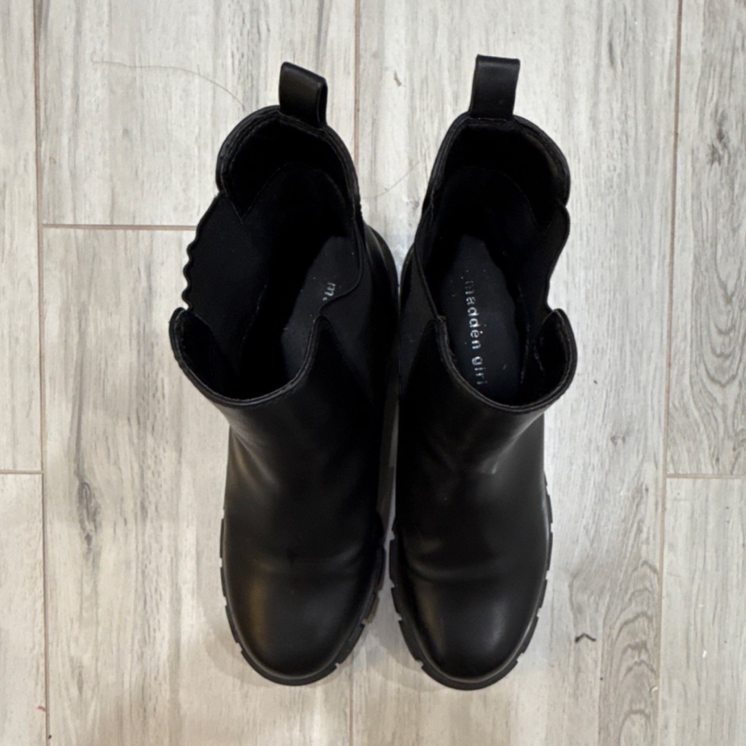 Madden Girl Black Chelsea  Boots Lug Sole Pull-On Round Toe Us 9.5 Womens