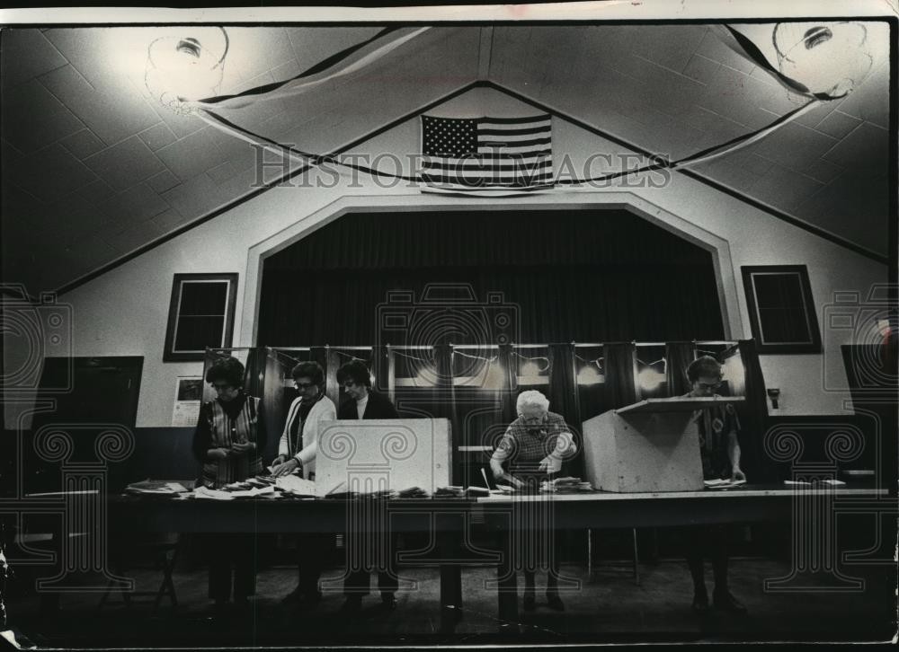 1972 press photo wisconsin communities on voting machines speed ballot counting