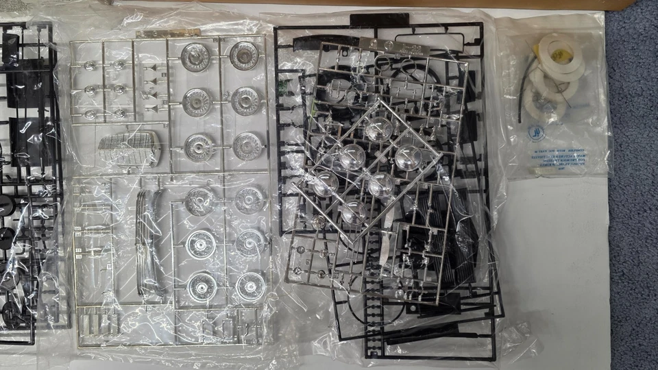 ACADEMY MINICRAFT 1933 CADILLAC V-16 TOWN CAR 1/16 SR - Image 4 of 4