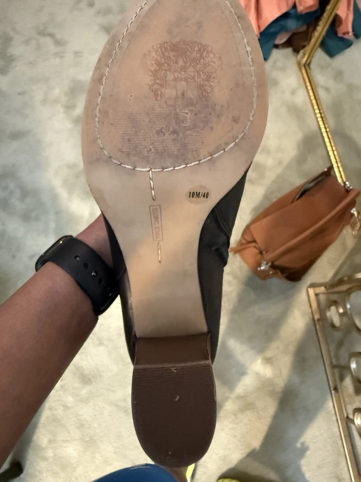 Botas altas Vince Camuto de cuero negras para mujer 10M/40 – madera apilada Foto 4 de 4