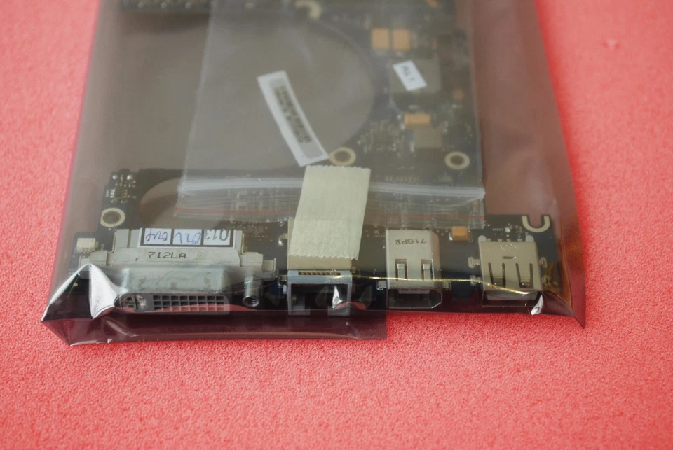 New Apple 15" MacBook Pro A1150 2.16GHz 256MB Video RAM Motherboard 820-1993-A - Image 3 of 4