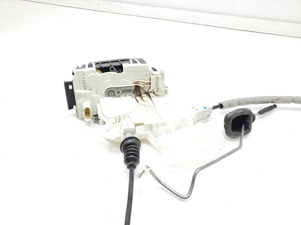 Mercedes-Benz CLS550 2012-2018 pestillo de cerradura de puerta delantera del conductor izquierdo OEM. Foto 2 de 4