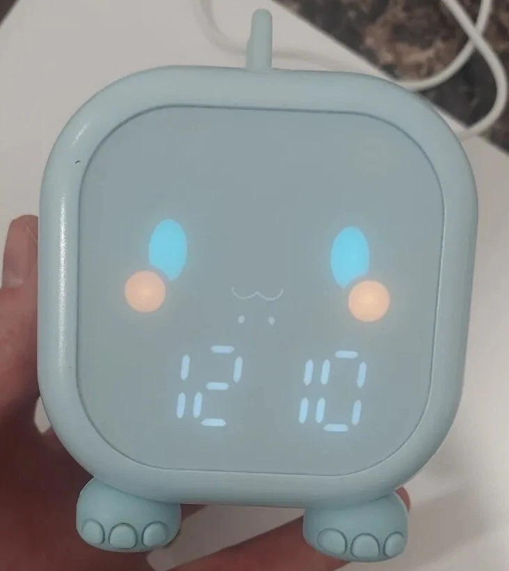 Lindo Reloj Despertador Niños Divertido Dinosaurio Azul + Luz Nocturna, Usado Con Acorde Cargador Foto 4 de 4