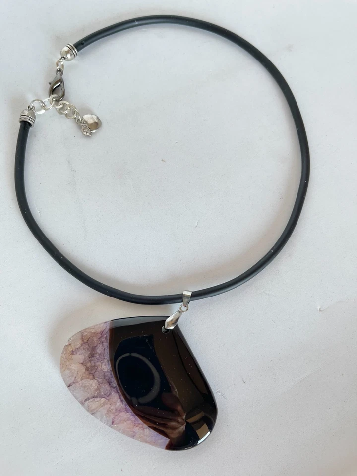 Girocollo con ciondolo su supporto di caucciù. - Immagine 3 di 4