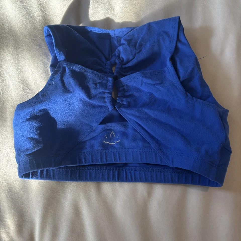 Sujetador sin mangas Beyond Yoga para mujer pequeño azul recortado con detalle cruzado en la espalda Foto 2 de 4