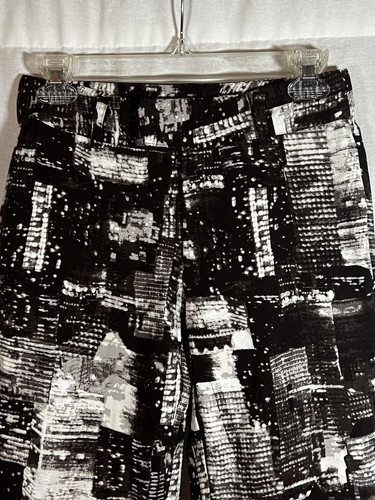 Urban Outfitters Schlaghose City Skyline Print Damen Zero schwarz-weiß - Bild 3 von 7