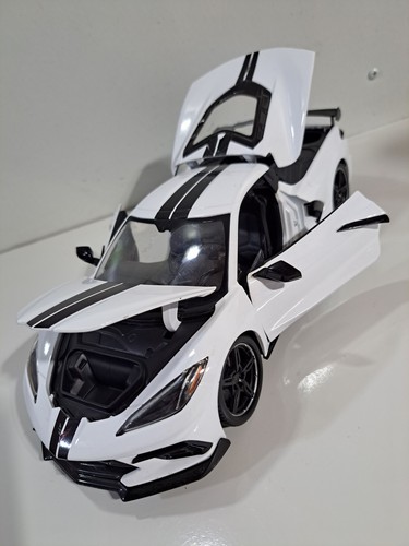 Maisto Die Cast 1/18 Scale 2020 C8 Chevrolet Corvette Stingray Sports Car - Picture 6 of 12