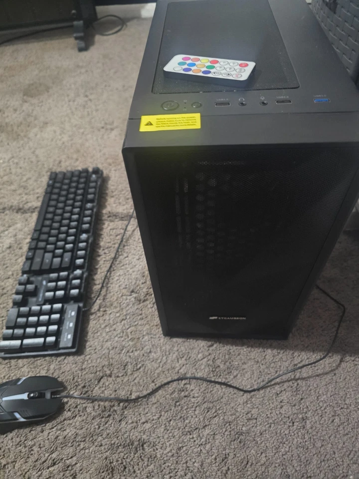 Ordenador gaming usado. Totalmente funcional, cables y teclado y ratón. Foto 2 de 3