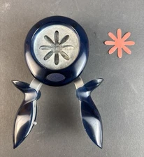 Fiskars Medium Easy Squeeze DAISY Flower Punch 1.5"