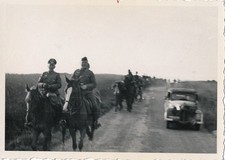 Foto WK2 zwei Offiziere zu Pferd Kolonne auf Landstra&szlig;e Pkw kommt entgegen X309