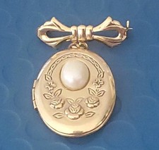 Vintage Locket Brooch Gold-Tone Roses Ribbon. M4