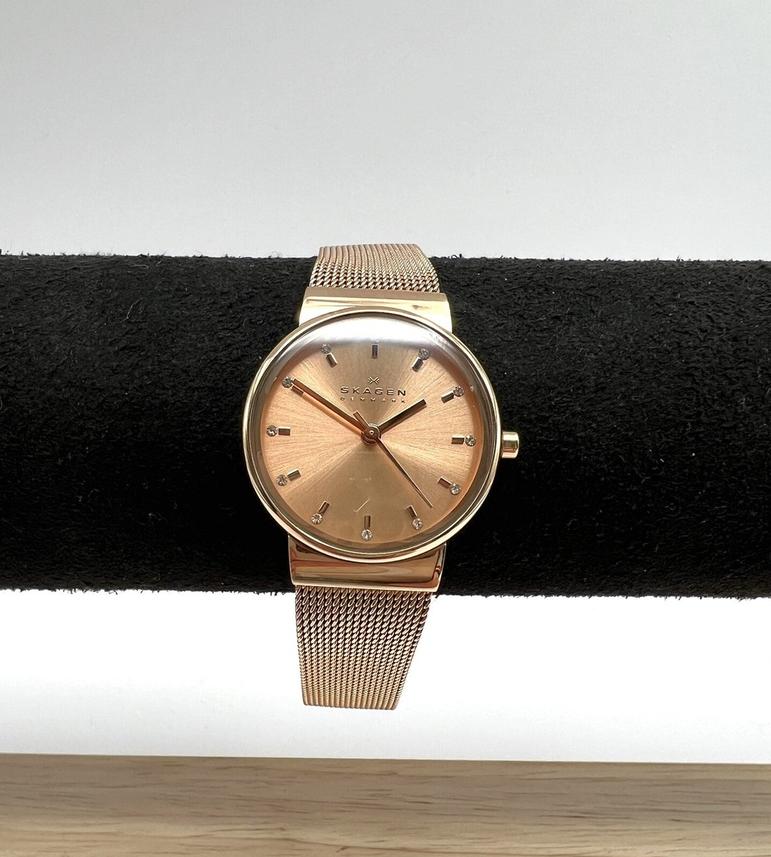 Skagen Denmark Gold Tone Ladies Wristwatch Crystal Accents  display picture 3