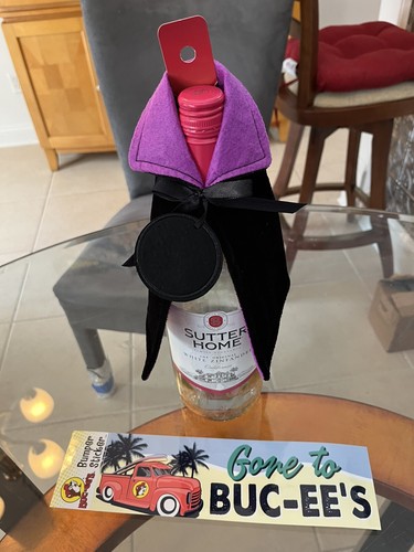 Buc-ee’s Vampire Halloween Wine Bottle Cape 2023 New With Tag W/ Bumper Sticker - Picture 4 of 4