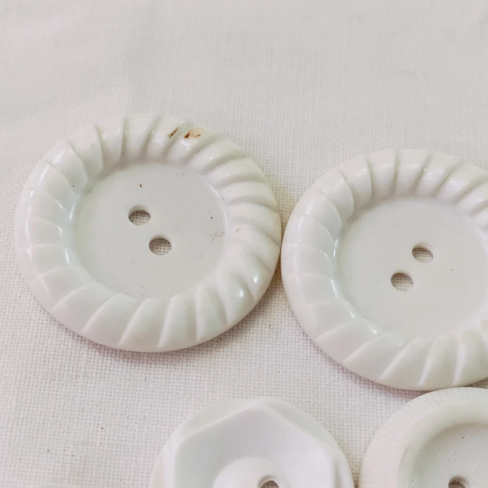 Lote de botones tallados de plástico blanco vintage flor redonda grabada geométrica Foto 2 de 4