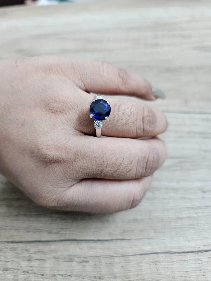 Обручальное кольцо из белого золота 14 карат с настоящим синим сапфиром круглой огранки 2,50 карата - Изображение 2 из 4