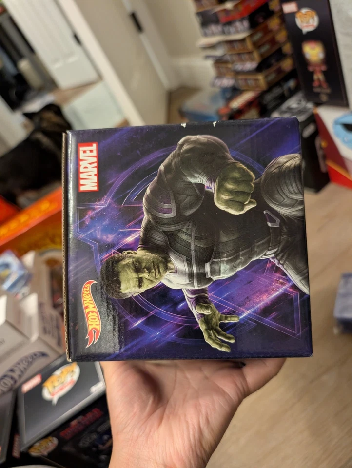 SDCC Hot Wheels Marvel Land Rover Defender 110 Pickup Truck with Hulk and Rocket - Image 3 of 4