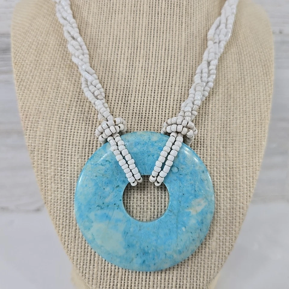 COLLAR CUENTAS SEMILLA BLANCA CON UN GRAN COLGANTE REDONDO TURQUESA (19 de largo)... Foto 4 de 4