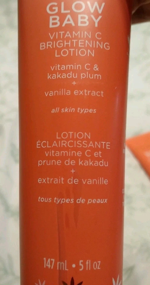 Pacifica Glow Baby AHA Exfoliante Corporal Iluminador y Vitamina C Loción Iluminadora Set Foto 4 de 4