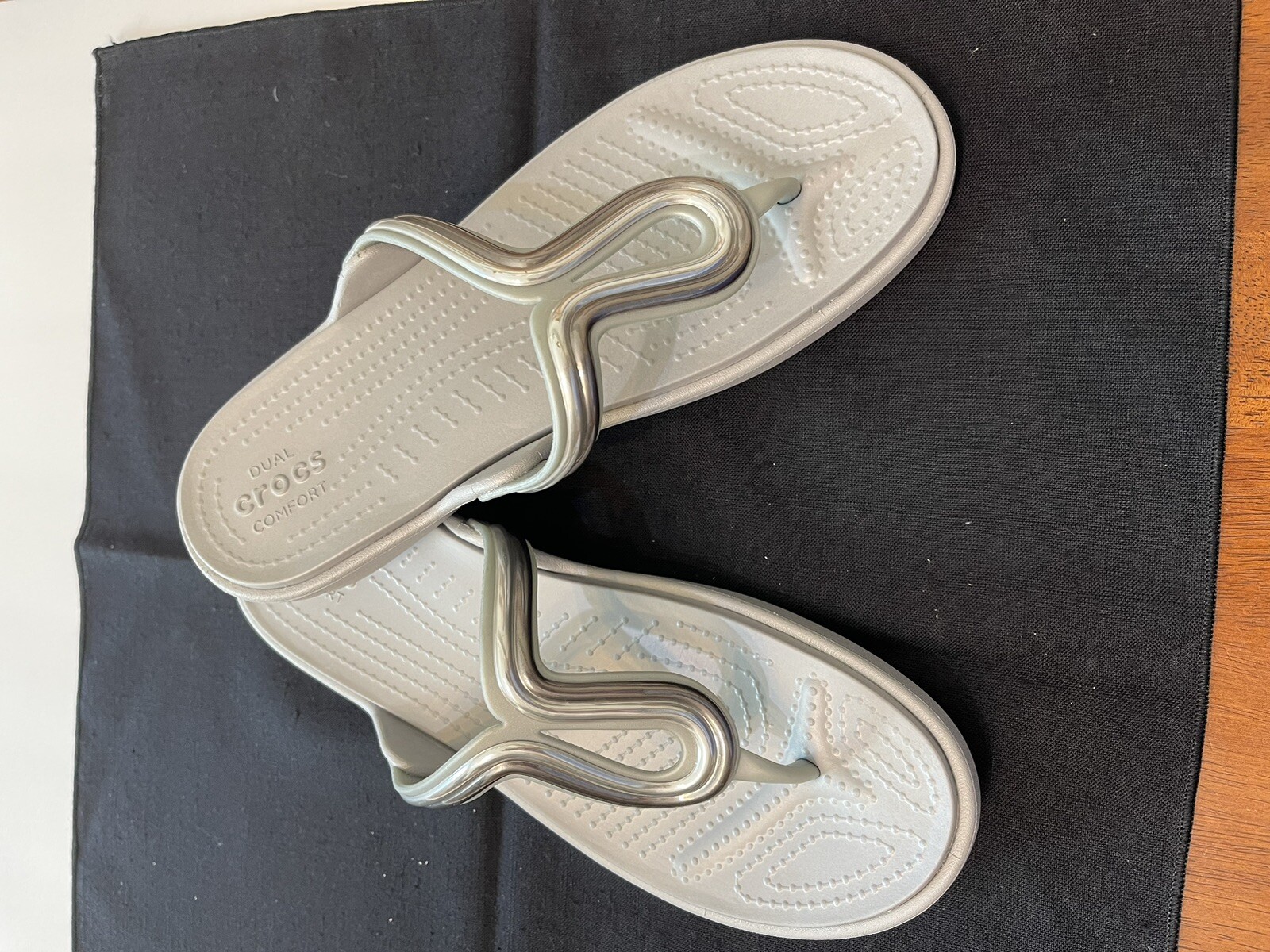 sanrah metal block crocs