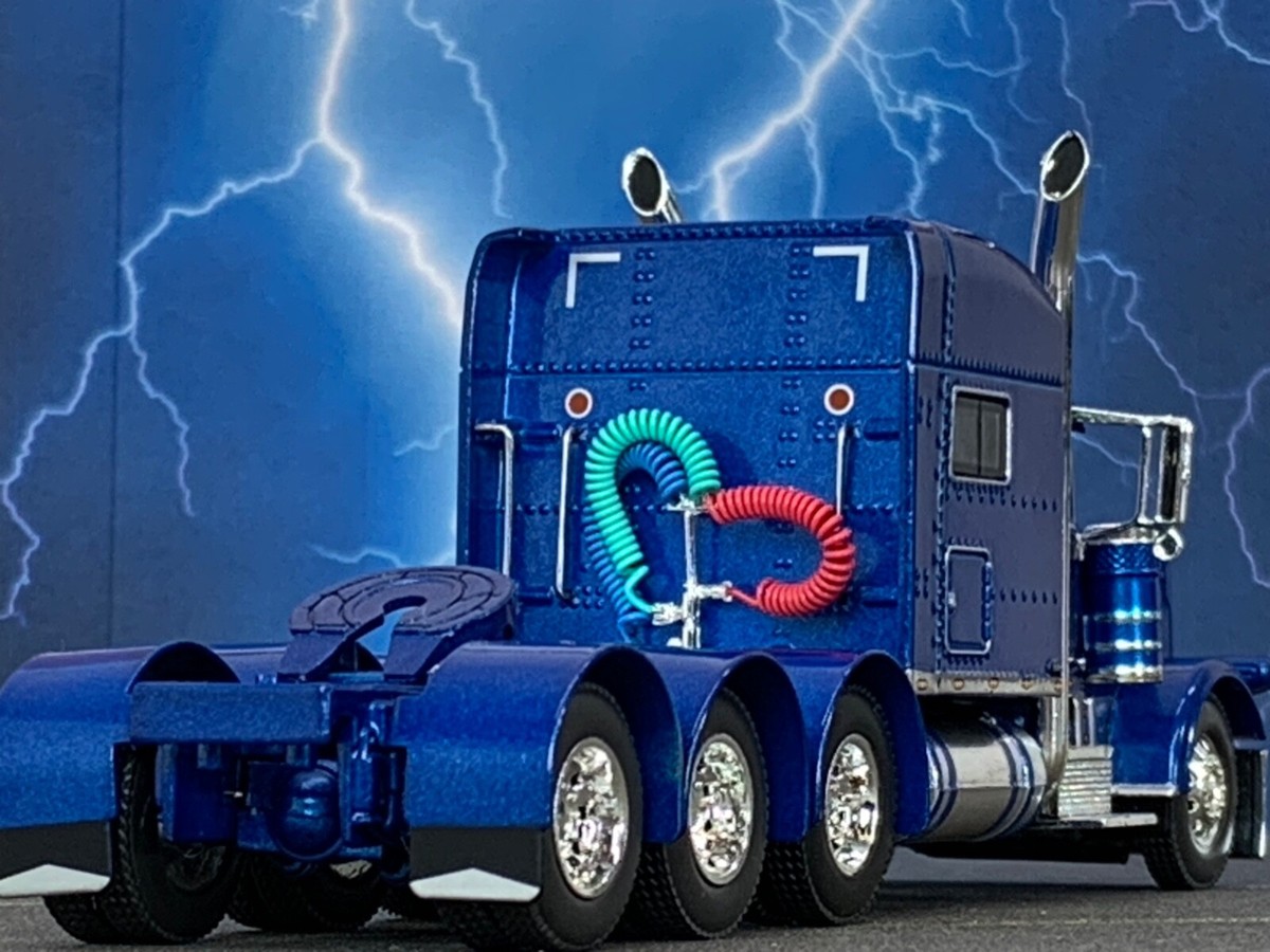 1/64 DCP SOVEREIGN BLUE PETERBILT 389 TRI AXLE W/ 70