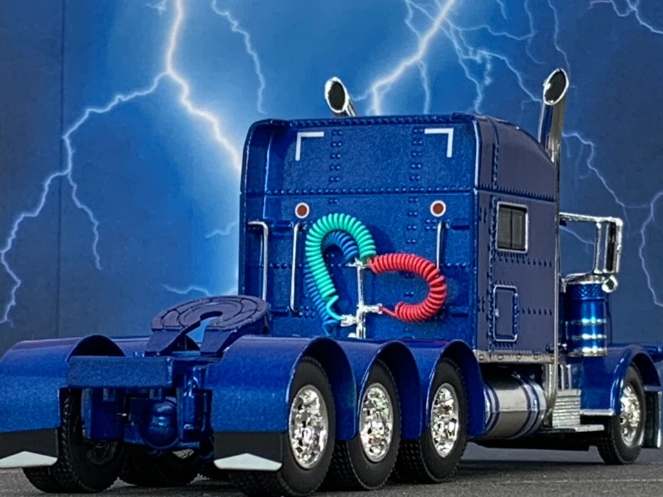 1/64 DCP SOVEREIGN BLUE PETERBILT 389 TRI AXLE W/ 70" MID ROOF SLEEPER - Image 2 of 4