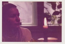 Captivante jeune femme et bougie en gros plan photo ancienne