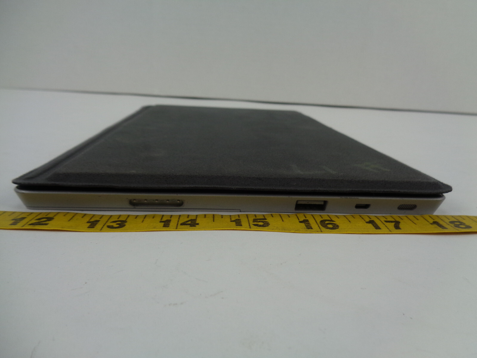 Microsoft Surface RT Tablet with Keyboard & Charger 64GB 2 GB RAM Touchscreen B