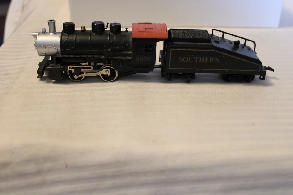 HO Scale Model Power, 0-4-0 Steam Locomotive Southern RR, Black #6636 - Image 3 of 4