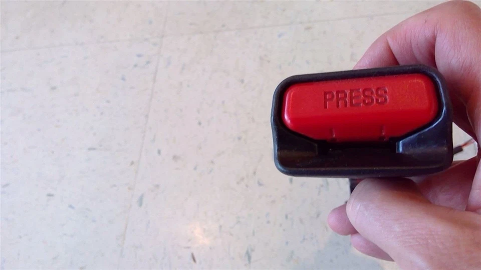 Hebilla para cinturón de seguridad pasajero delantero derecho negro se adapta a 13-18 MAZDA CX-5 108621 Foto 3 de 4