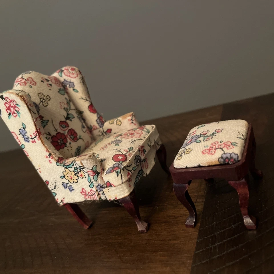 Silla de ala floral Bespaq vintage miniatura para casa de muñecas con taburete escala 1:12 Foto 2 de 3