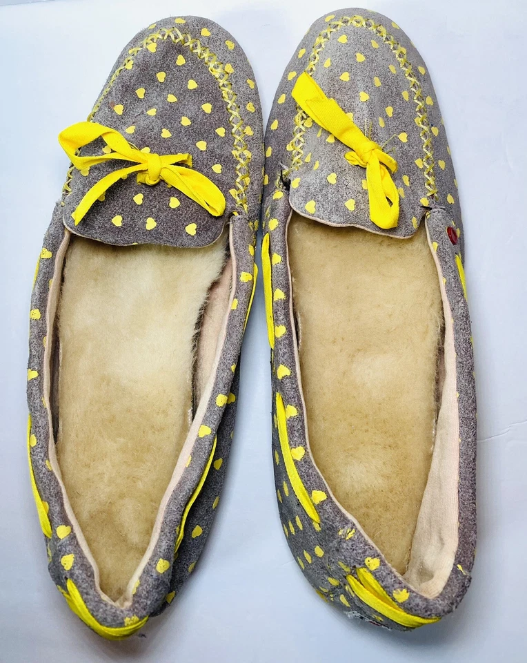 Zapatillas mocasín UGG Belle gris gamuza corazones amarillos forro de piel sintética cálidas, 9 Foto 3 de 4