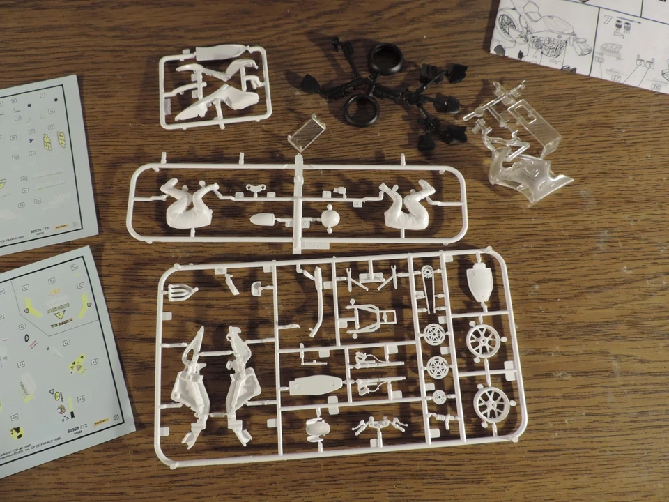 Heller 1:24 Yamaha YZR-M1 2005 mit Fahrer - Bild 3 von 4