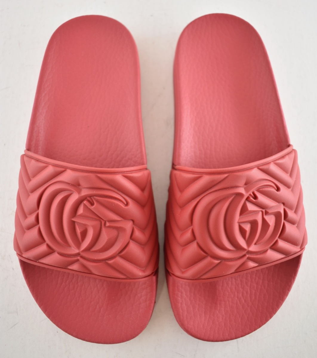 Gucci Quilted GG‎ Rubber Slide Sandals Deep Coral Red Mens 9 Gucci Deep Coral Red Rubber Quilted GG Logo Flat Pool Slide  main image 4