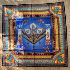 Écharpe Versace Marco Polo en soie bleu motif camel carré 86x86 cm propre