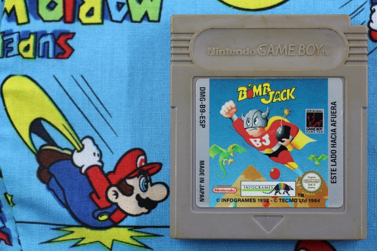 Mighty Bomb Jack: Collecting bombs in a pyramid