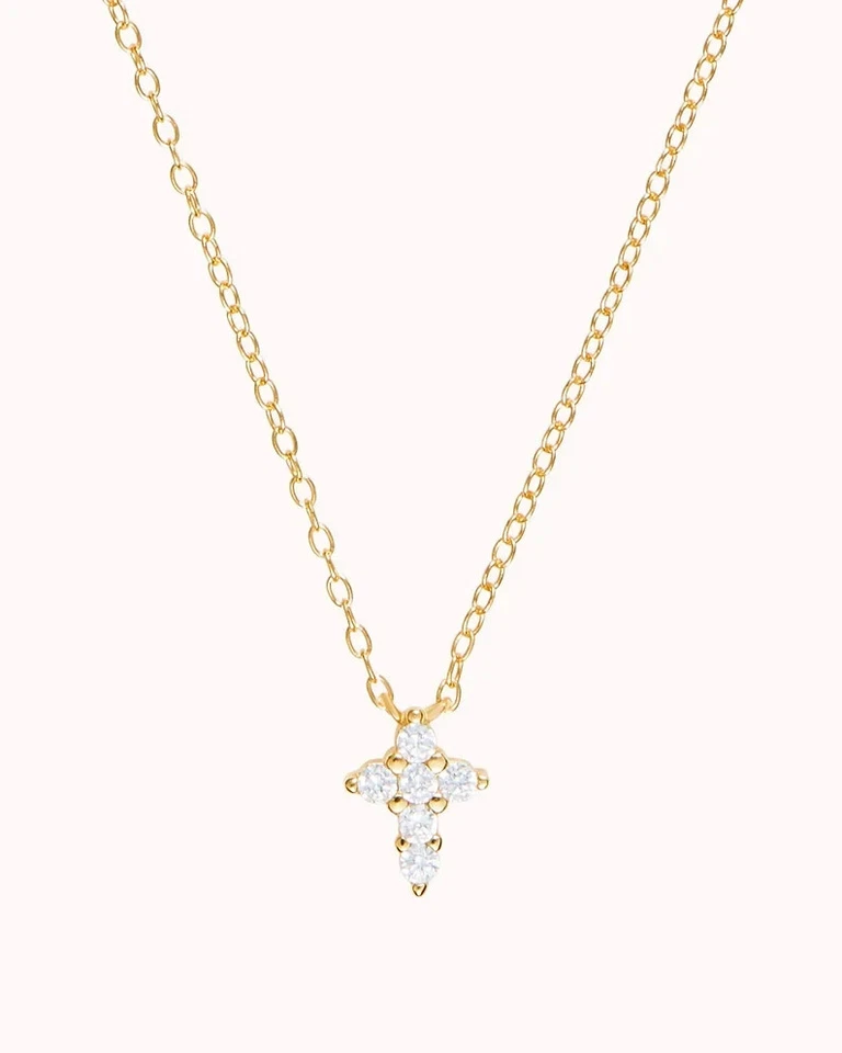 Colgante con dije de cruz pequeña de diamante simulado de corte redondo de 1 quilate enchapado en oro amarillo de 14 k Foto 2 de 4